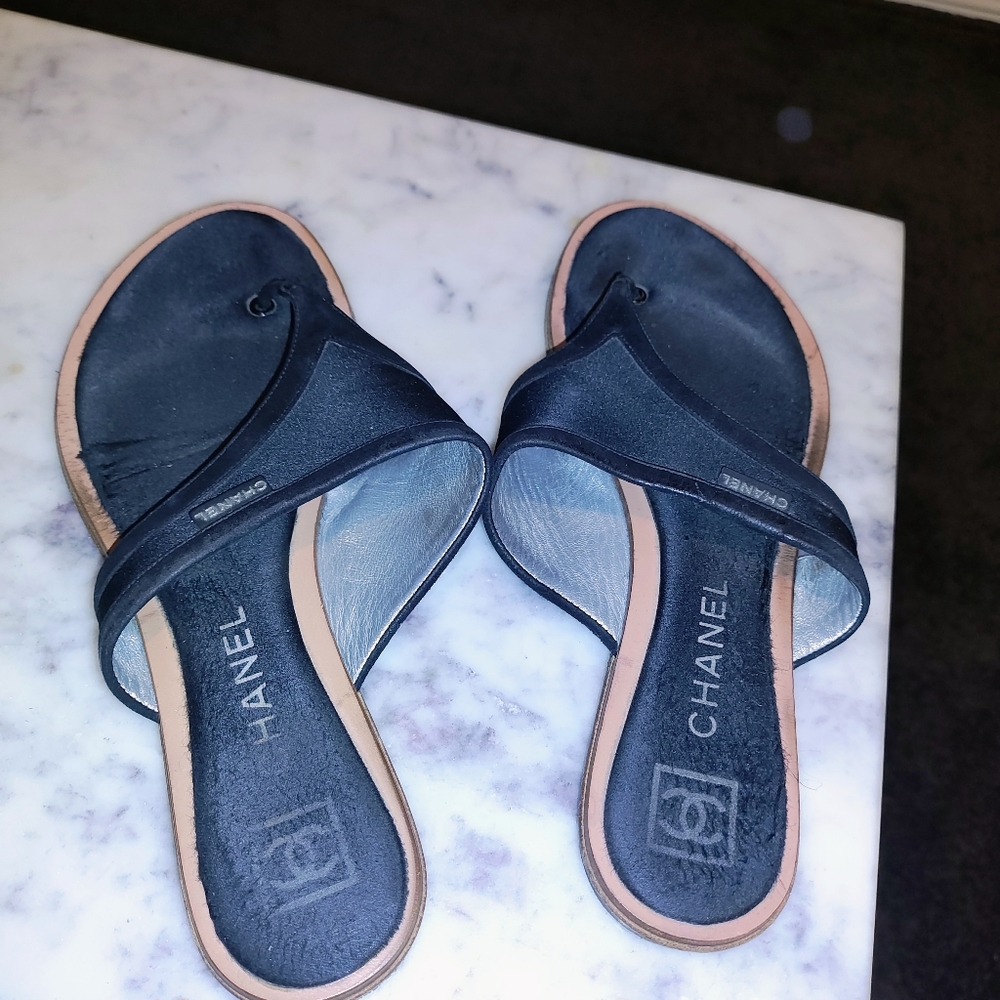 CHANEL IDENTIFICATION CC SATIN THONG SANDALS 100%authentic
